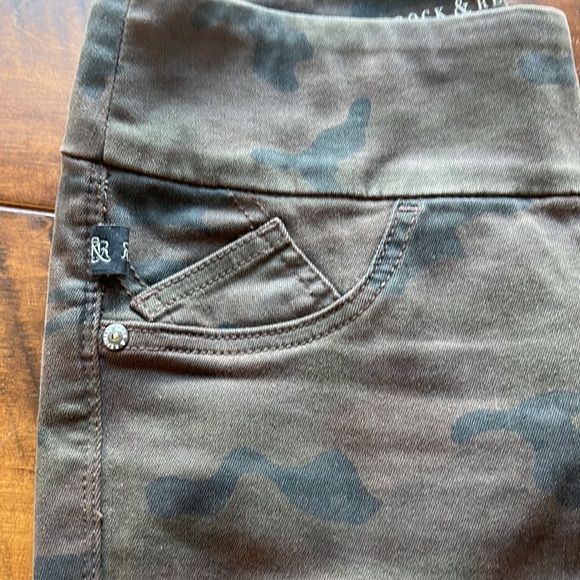 Rock & Republic Brown Camo pants - Picture 2 of 3
